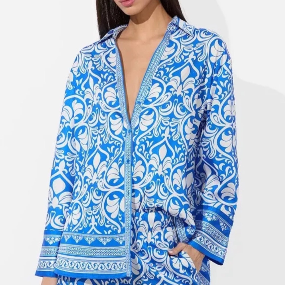 Alice + Olivia Royal Blue and White Ornate Print Button-Down Oversized Shirt 👕